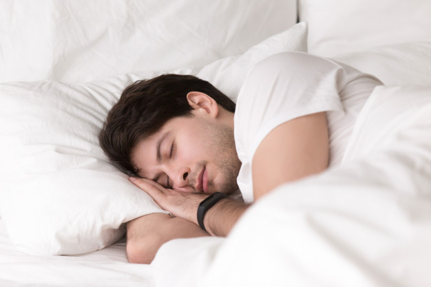 young-guy-sleeping-bed-wearing-smartwatch-sleep-tracker_1163-5232
